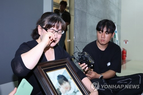 권경애 변호사의 재판 불출석으로 소송에서 진 학교폭력 피해자 유족 이기철 씨가 19일 오후 권 변호사에 대한 징계위원회가 열리는 서울 서초구 대한변호사협회 회관에서 징계위원을 기다리며 눈물을 흘리고 있다. [연합뉴스]